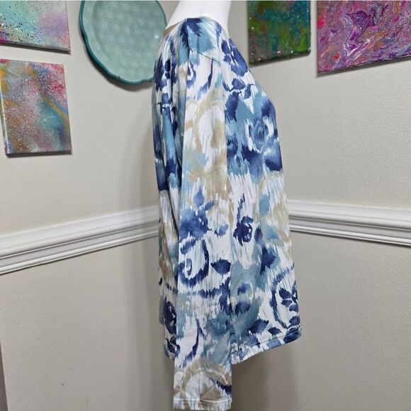 NWT! Unique Neck Top - Picture 3 of 10